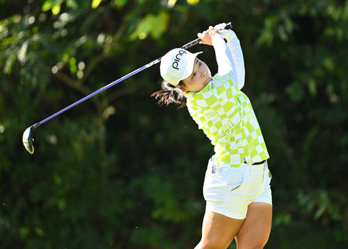 2番、ティーショットを放つ芳賀（撮影・滝沢徹郎）