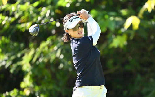 2番、ティーショットを放つ全美貞（撮影・滝沢徹郎）
