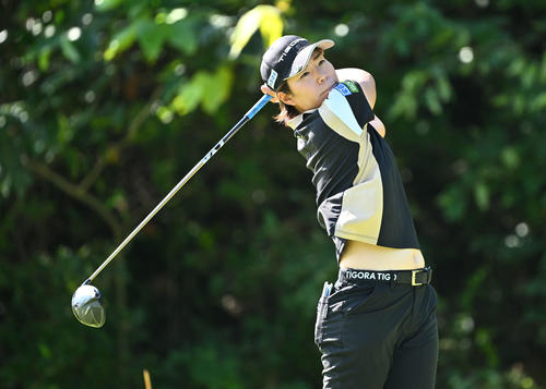 2番、ティーショットを放つ穴井（撮影・滝沢徹郎）