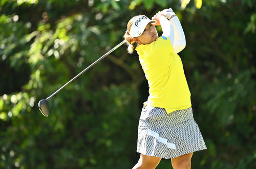 2番、ティーショットを放つ鈴木（撮影・滝沢徹郎）