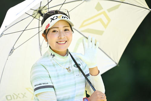 2番、手を振る青木瀬（撮影・滝沢徹郎）