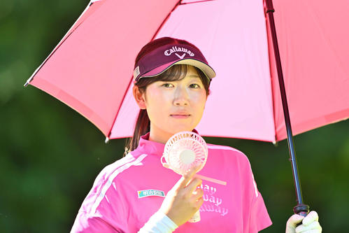 2番、扇風機を手にラウンドする柴崎（撮影・滝沢徹郎）