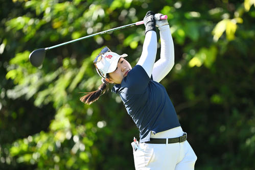 2番、ティーショットを放つ沢田（撮影・滝沢徹郎）