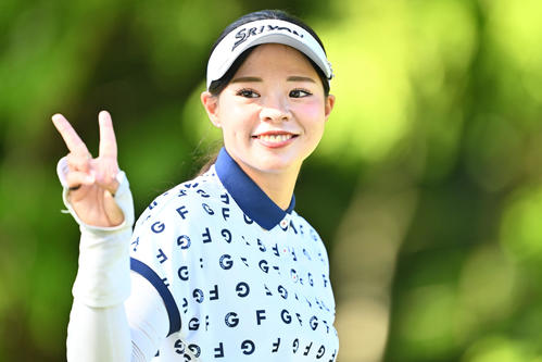 2番、ポーズを決める本（撮影・滝沢徹郎）