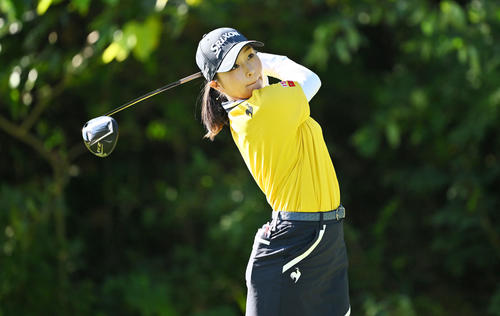 2番、ティーショットを放つ橋添（撮影・滝沢徹郎）