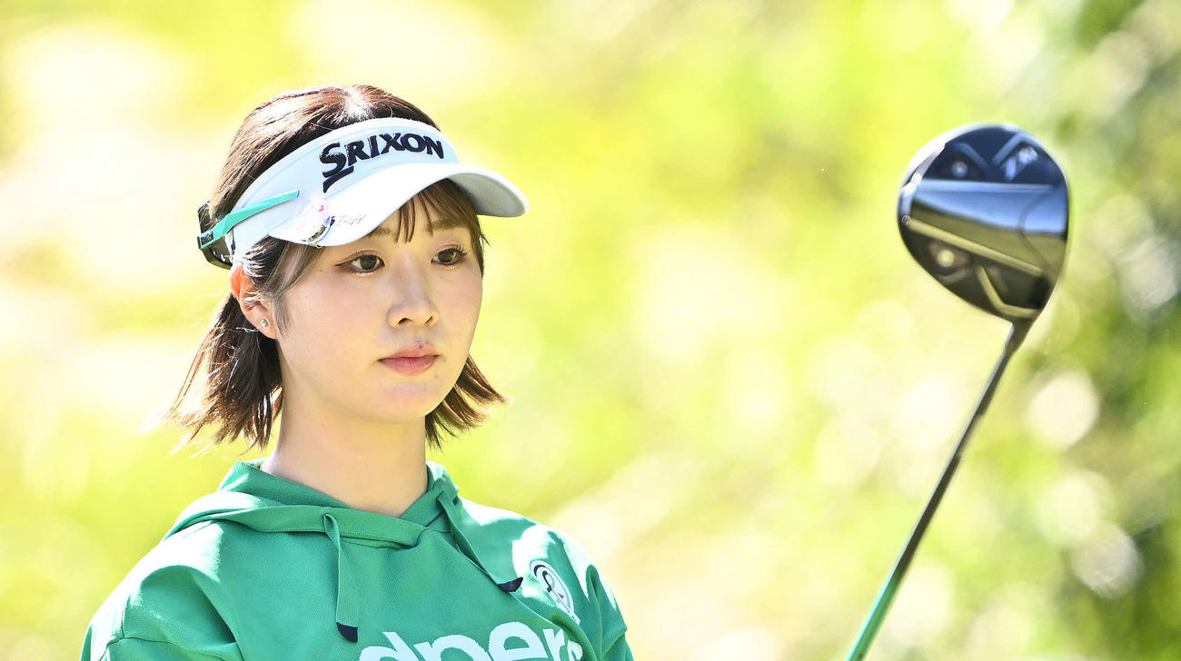 2番、ティーショットに臨む都（撮影・滝沢徹郎）
