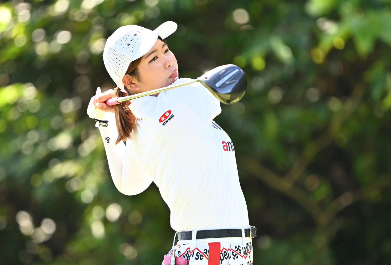 2番、ティーショットを放つ桜井（撮影・滝沢徹郎）