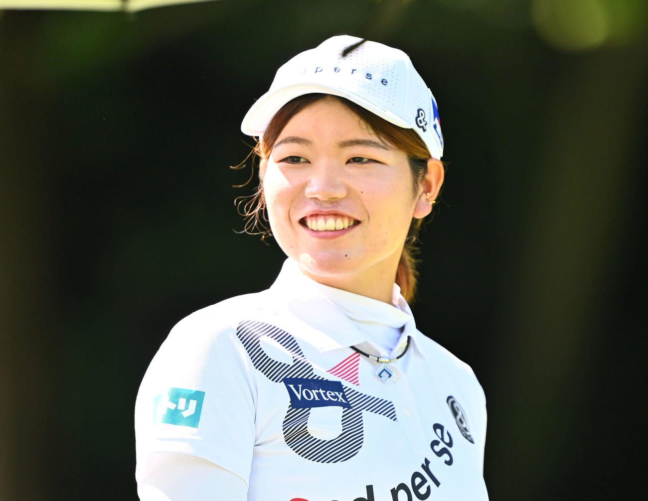 2番、笑顔でラウンドする桜井（撮影・滝沢徹郎）