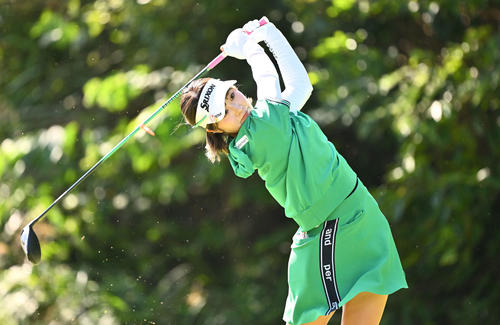 2番、ティーショットを放つ都（撮影・滝沢徹郎）