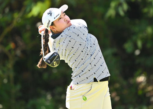 2番、ティーショットを放つ入谷（撮影・滝沢徹郎）