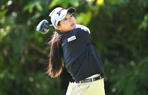 2番、ティーショットを放つ菅（撮影・滝沢徹郎）