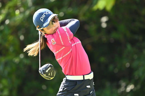 2番、ティーショットを放つ佐久間（撮影・滝沢徹郎）