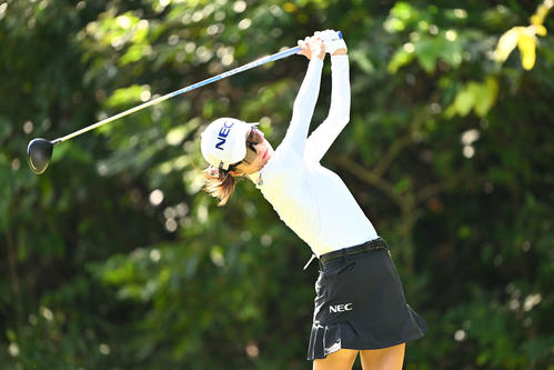 2番、ティーショットを放つ安田祐（撮影・滝沢徹郎）