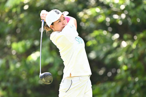 2番、ティーショットを放つ山城（撮影・滝沢徹郎）