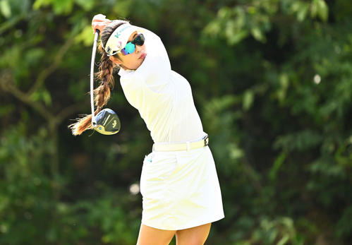 2番、ティーショットを放つ天本（撮影・滝沢徹郎）