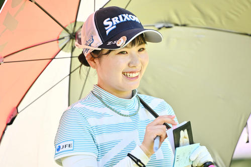 2番、笑顔でラウンドする尾関（撮影・滝沢徹郎）