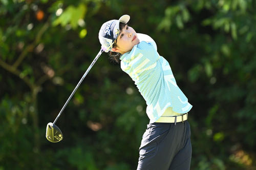 2番、ティーショットを放つ尾関（撮影・滝沢徹郎）