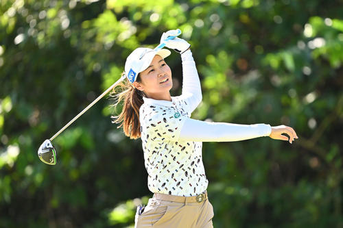 2番、ティーショットを放つ神谷そら（撮影・滝沢徹郎）