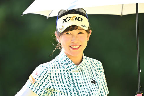 2番、笑顔でラウンドする菅沼（撮影・滝沢徹郎）