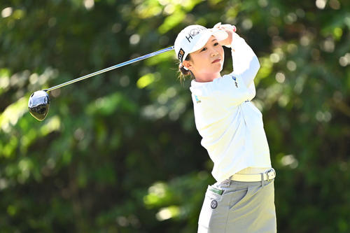 2番、ティーショットを放つ金沢（撮影・滝沢徹郎）