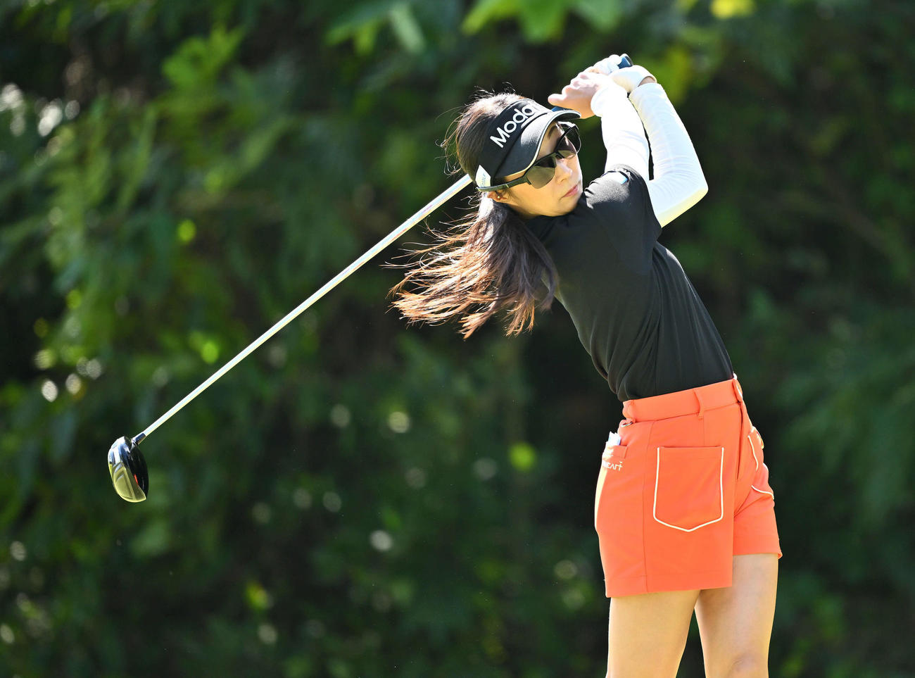 2番、ティーショットを放つ篠崎（撮影・滝沢徹郎）