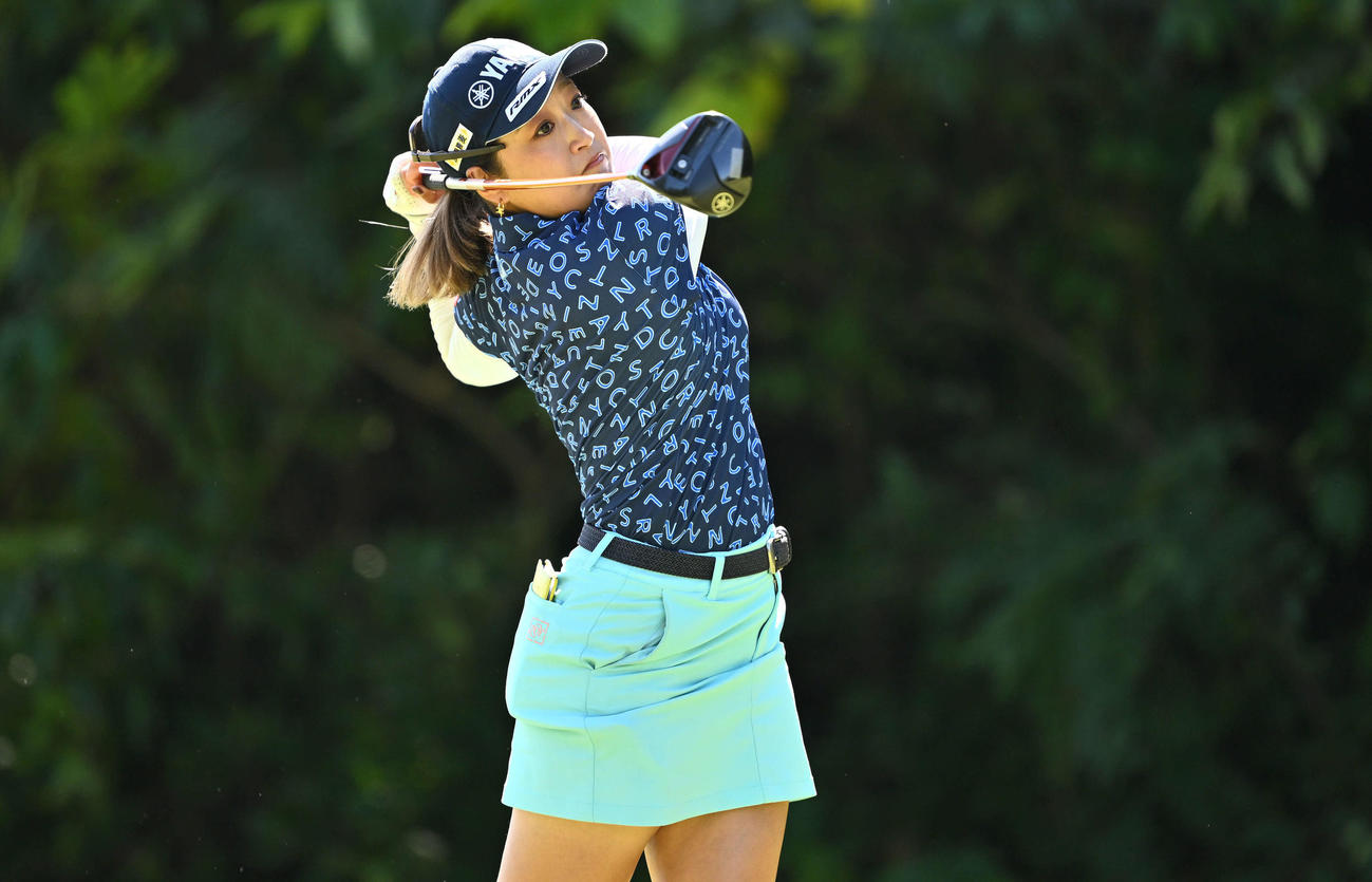 2番、ティーショットを放つ高木（撮影・滝沢徹郎）