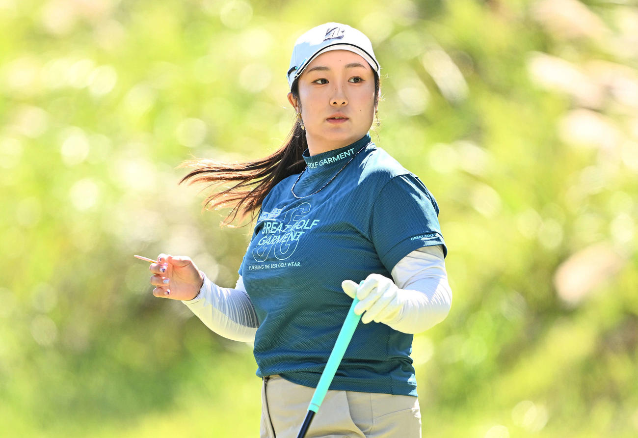 2番、ティーショットを放つ阿部（撮影・滝沢徹郎）