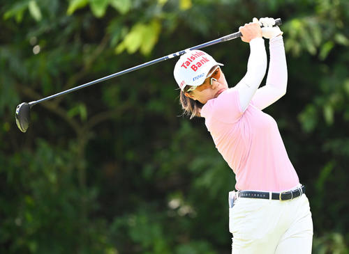 2番、ティーショットを放つサイ・ペイイン（撮影・滝沢徹郎）