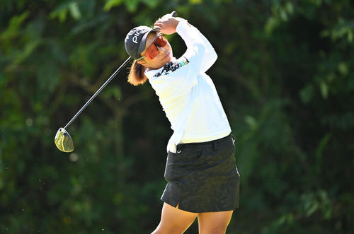 2番、ティーショットを放つ徳永（撮影・滝沢徹郎）