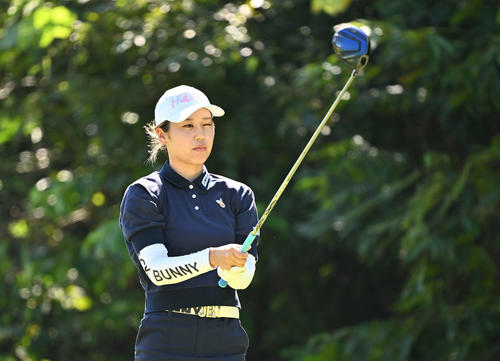 2番、ティーショットに臨む鶴瀬（撮影・滝沢徹郎）