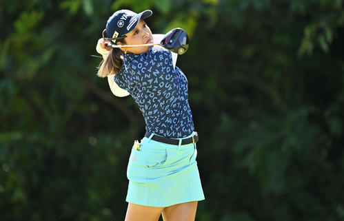 2番、ティーショットを放つ高木（撮影・滝沢徹郎）