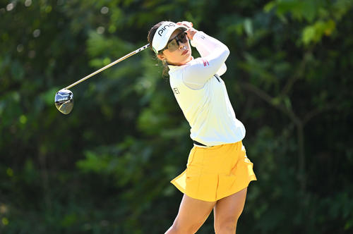 2番、ティーショットを放つ藤田（撮影・滝沢徹郎）