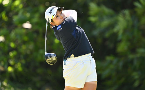 2番、ティーショットを放つ大須賀（撮影・滝沢徹郎）