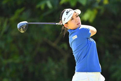 2番、ティーショットを放つ吉本ひかる（撮影・滝沢徹郎）