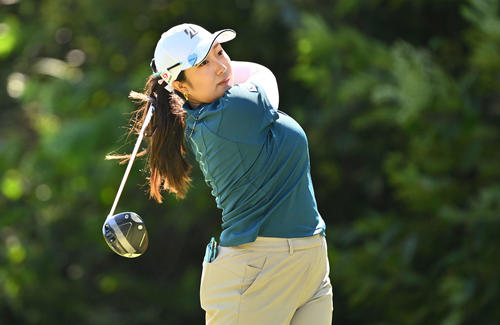 2番、ティーショットを放つ阿部（撮影・滝沢徹郎）