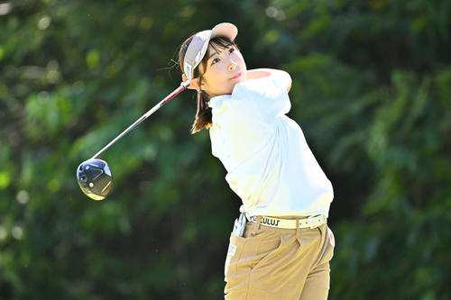 2番、ティーショットを放つ永嶋（撮影・滝沢徹郎）