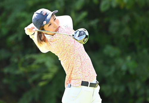 2番、ティーショットを放つ小野（撮影・滝沢徹郎）