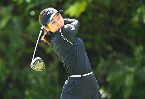 2番、ティーショットを放つ西沢（撮影・滝沢徹郎）