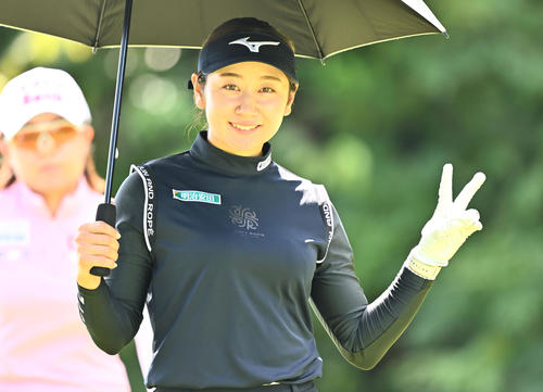 2番、ポーズを決める西沢（撮影・滝沢徹郎）