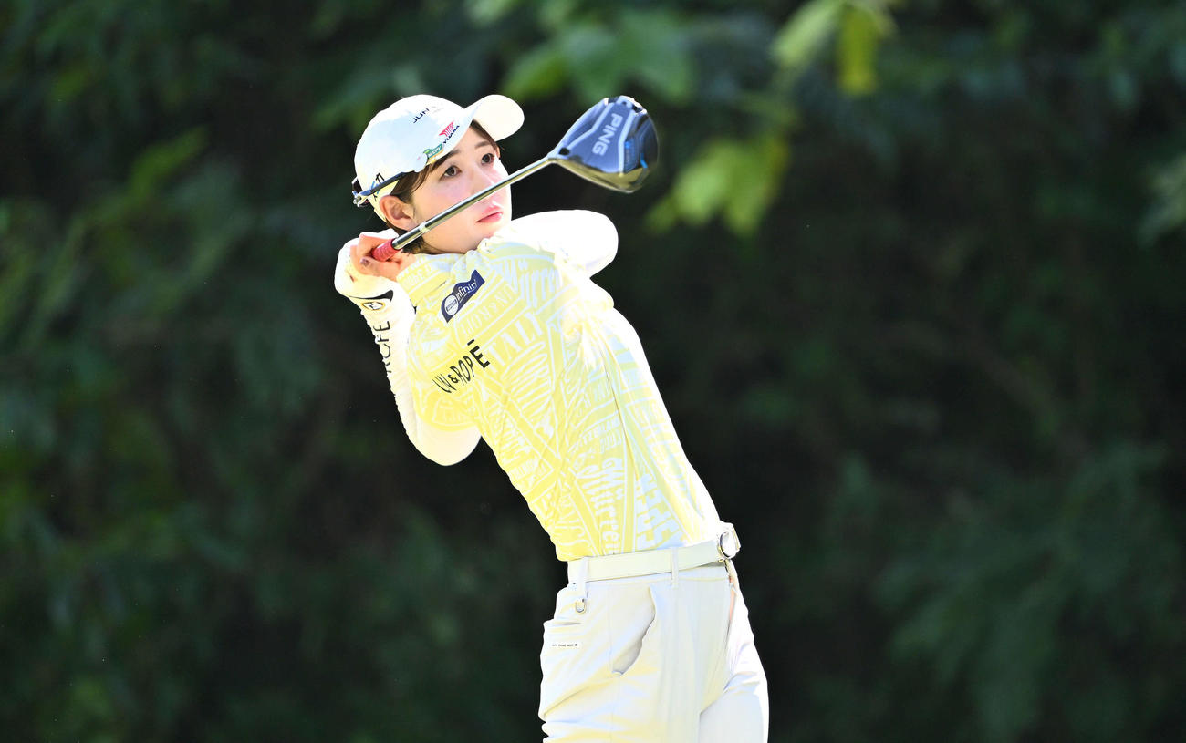 2番、ティーショットを放つ蛭田（撮影・滝沢徹郎）