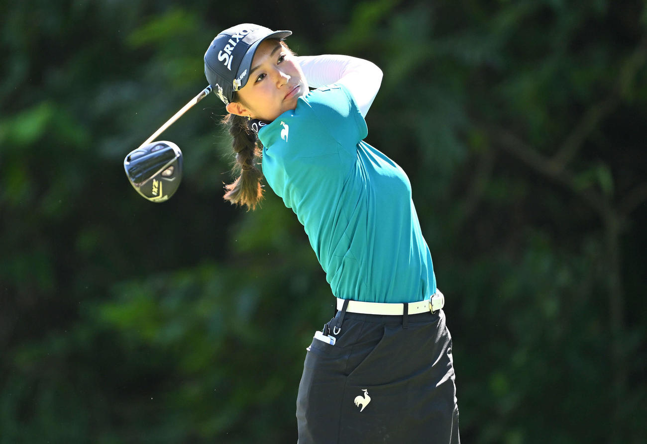 2番、ティーショットを放つ中村（撮影・滝沢徹郎）