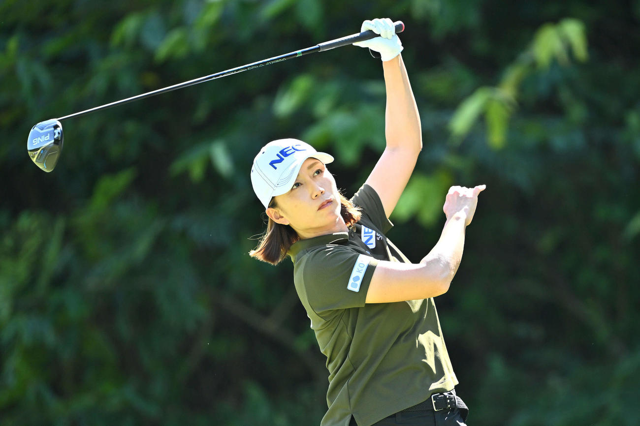 2番、ティーショットを放つ原（撮影・滝沢徹郎）