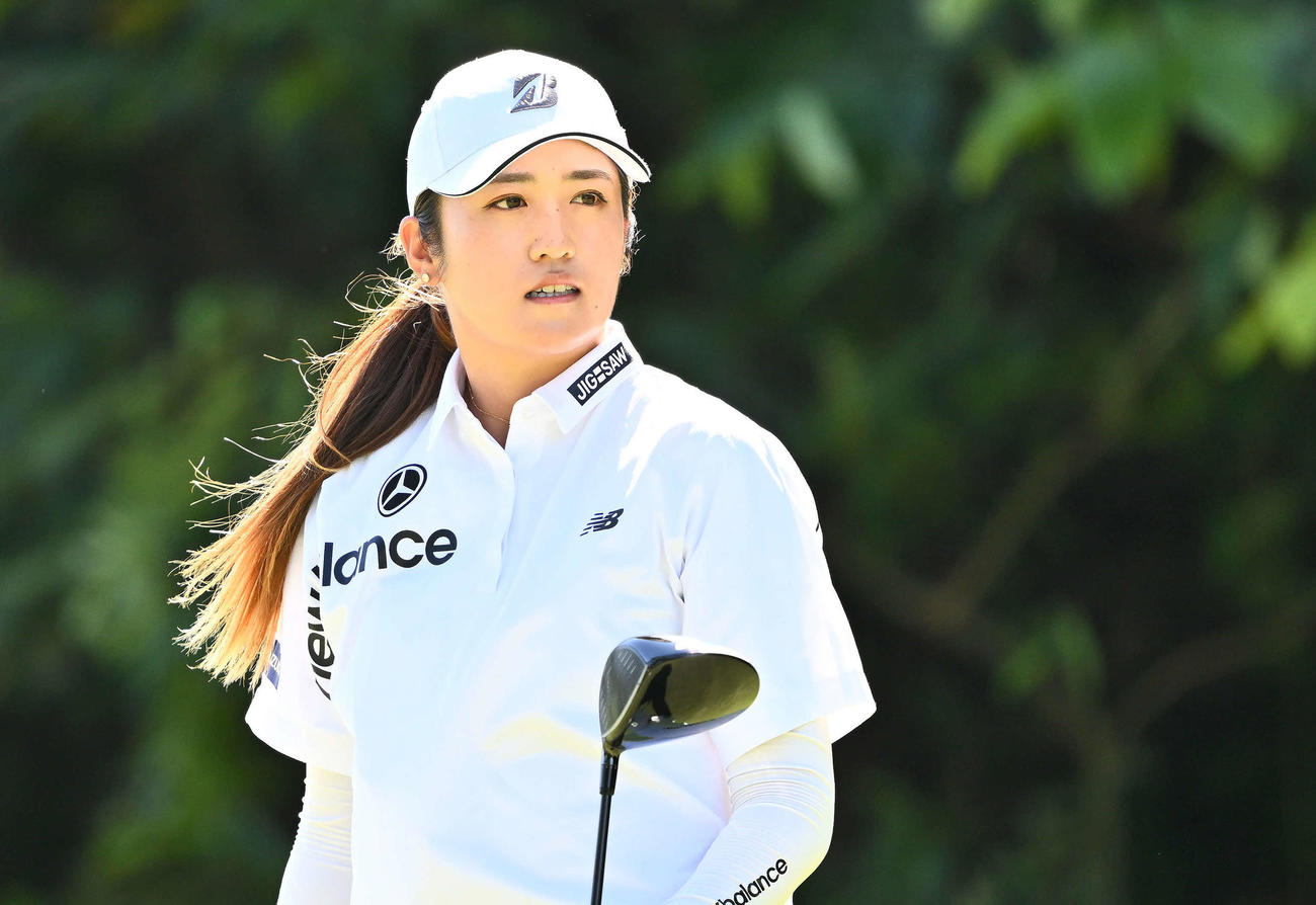 2番、ティーショットを放つ稲見萌寧（撮影・滝沢徹郎）