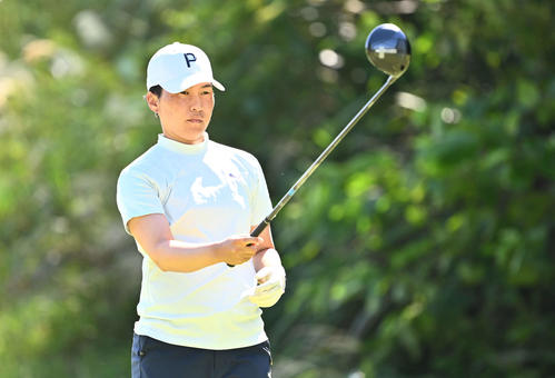 2番、ティーショットに臨む沖せ（撮影・滝沢徹郎）