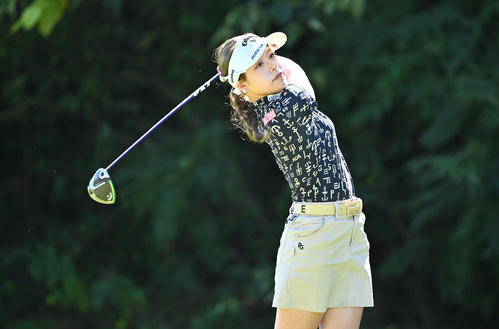 2番、ティーショットを放つ吉田（撮影・滝沢徹郎）