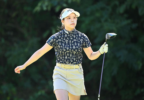 2番、ティーショットを放つ吉田（撮影・滝沢徹郎）