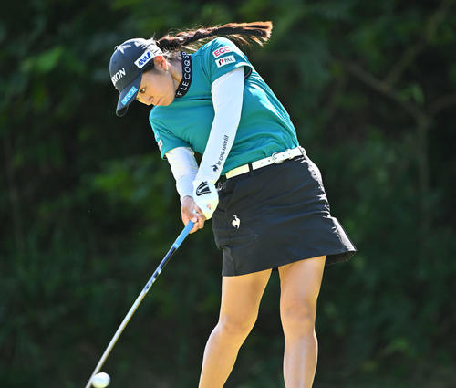 2番、ティーショットを放つ中村（撮影・滝沢徹郎）