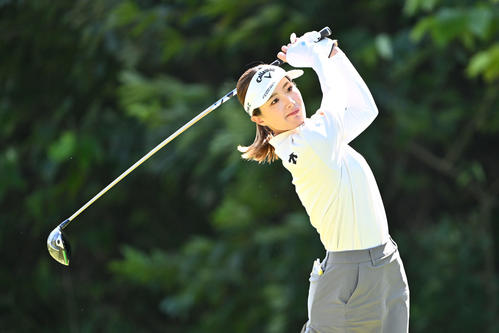 2番、ティーショットを放つ青木香（撮影・滝沢徹郎）