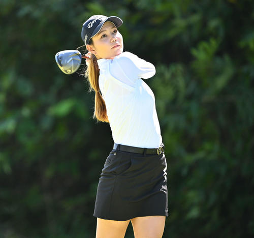 2番、ティーショットを放つ山路（撮影・滝沢徹郎）