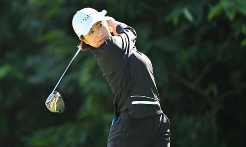 2番、ティーショットを放つ岡山（撮影・滝沢徹郎）